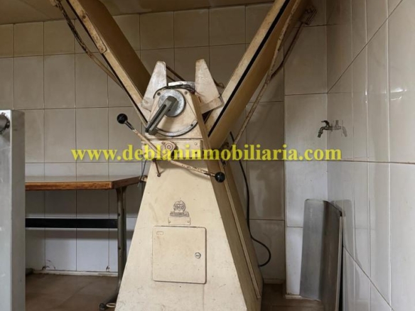 PASTELERIA EQUIPADA EN EL CENTRO DE TUI