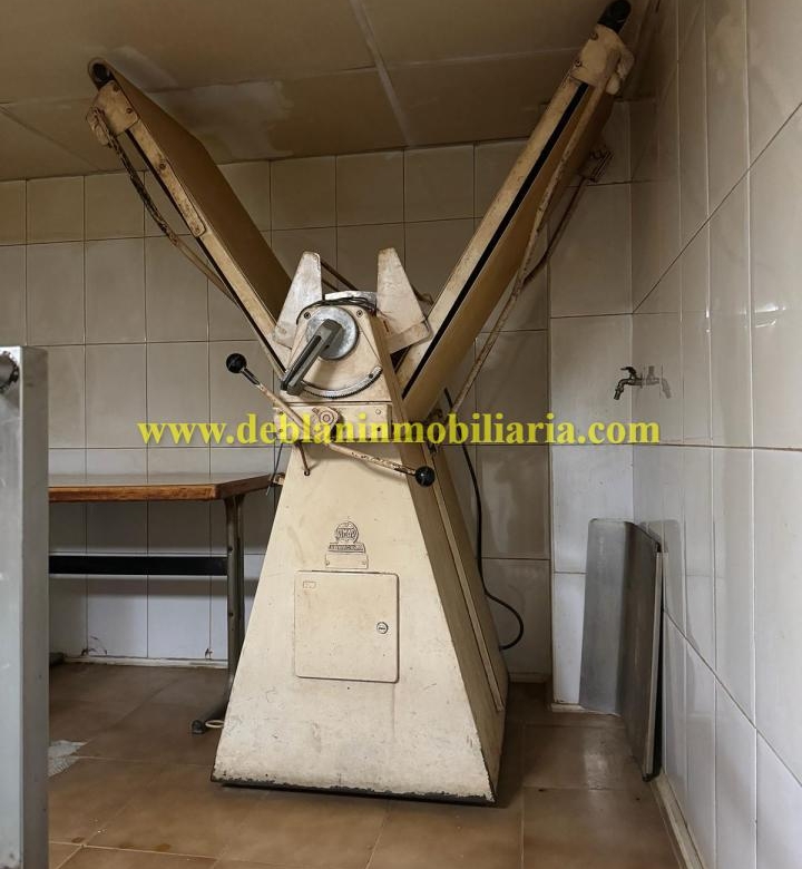 PASTELERIA EQUIPADA EN EL CENTRO DE TUI