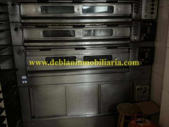 PASTELERIA EQUIPADA EN EL CENTRO DE TUI