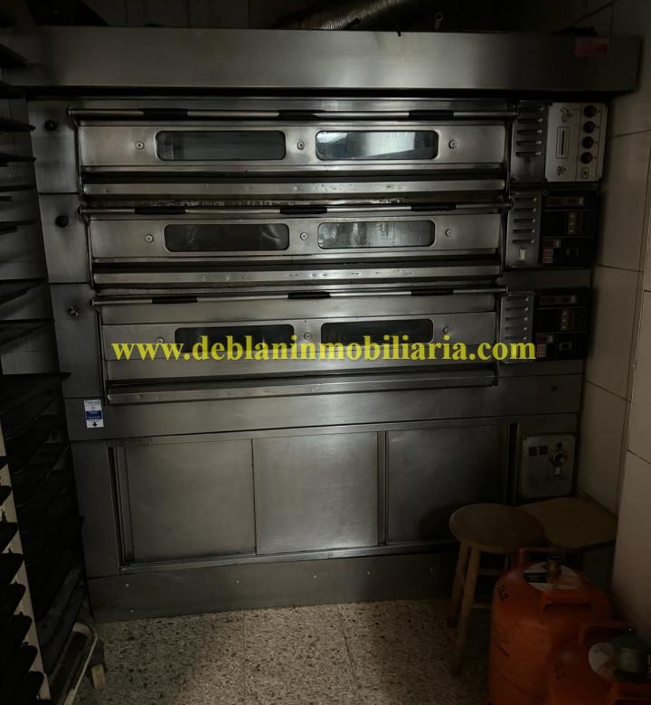 PASTELERIA EQUIPADA EN EL CENTRO DE TUI
