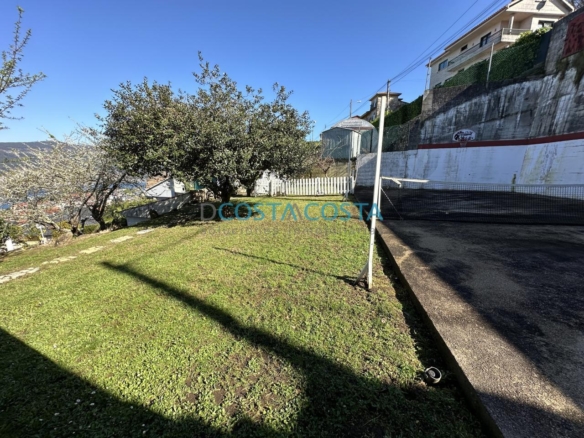 Se vende terreno edificable con vistas al mar y a las Cies en Chapela, cerca de Vigo