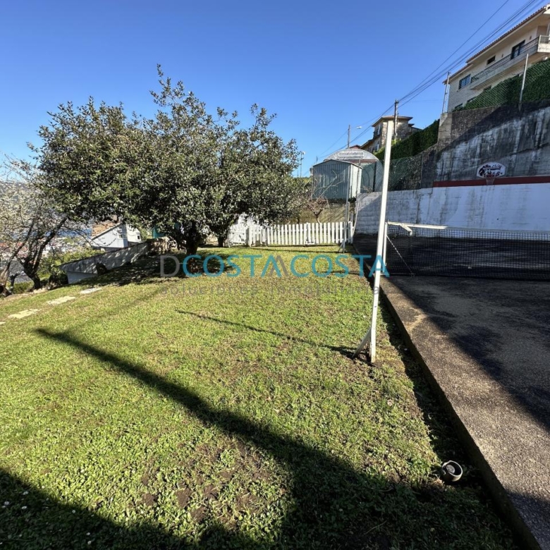 Se vende terreno edificable con vistas al mar y a las Cies en Chapela, cerca de Vigo