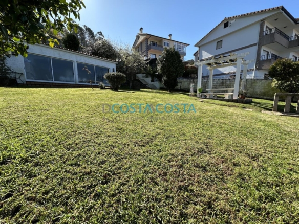 Se vende terreno edificable con vistas al mar y a las Cies en Chapela, cerca de Vigo
