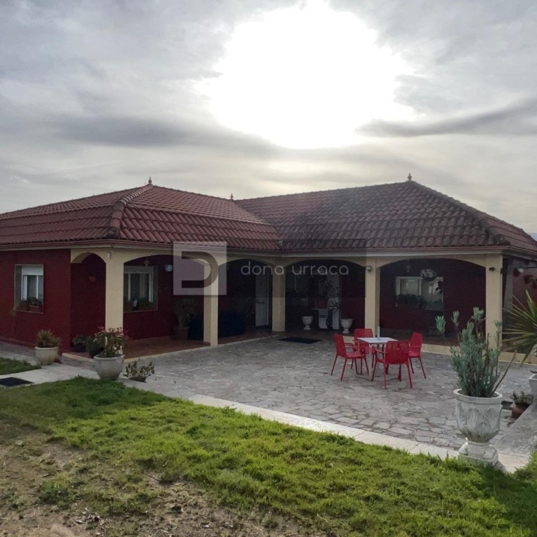 GRAN PARCELA CON BONITO CHALET Y NAVE INDUSTRIAL