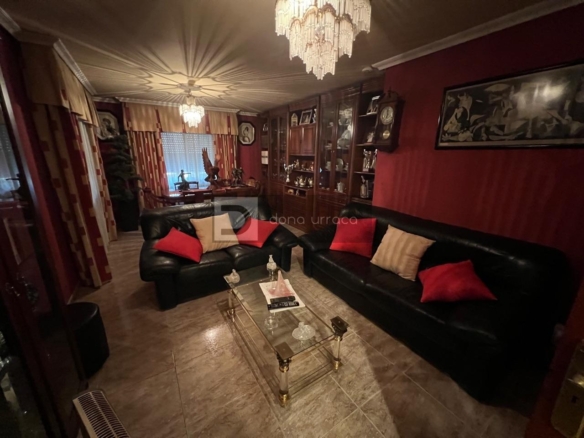 GRAN PARCELA CON BONITO CHALET Y NAVE INDUSTRIAL