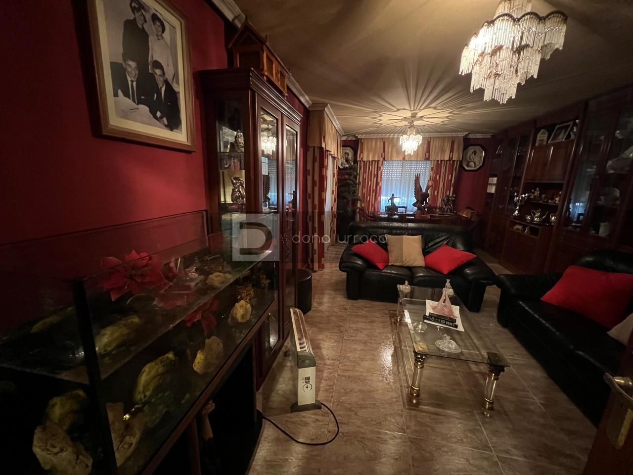 GRAN PARCELA CON BONITO CHALET Y NAVE INDUSTRIAL