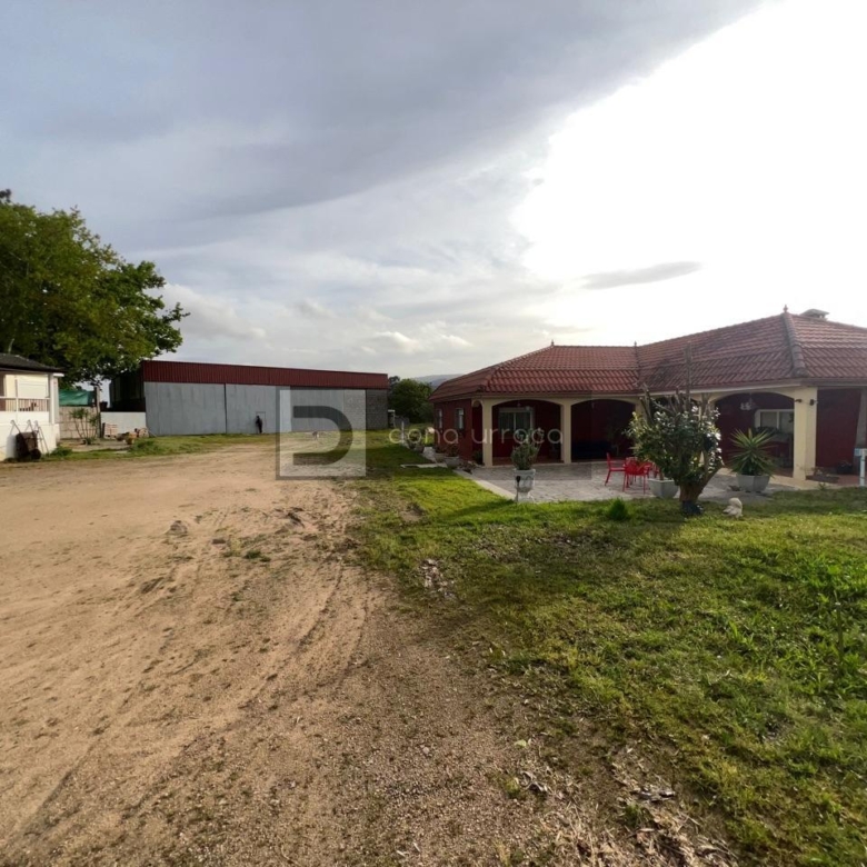 GRAN PARCELA CON BONITO CHALET Y NAVE INDUSTRIAL
