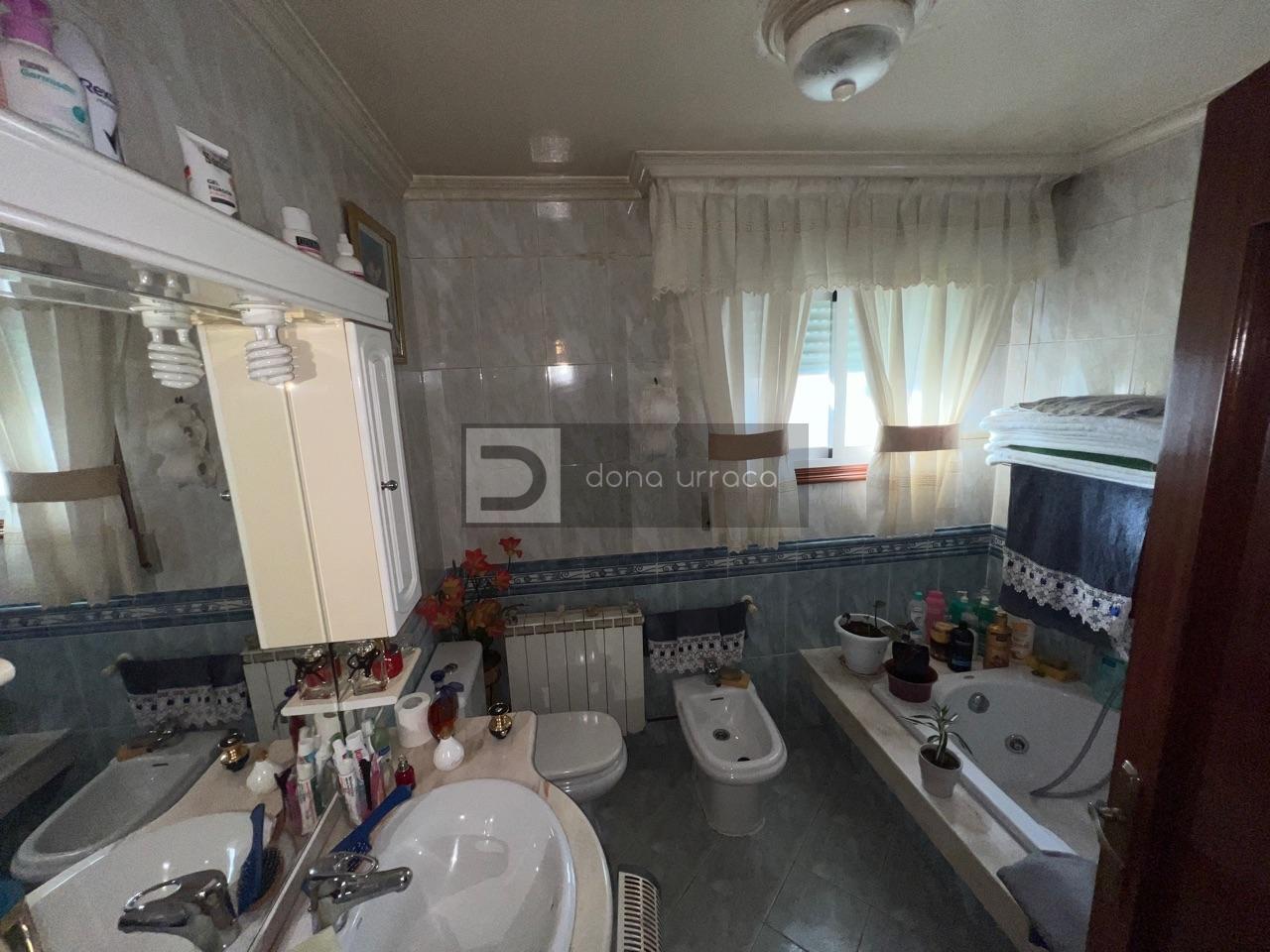 GRAN PARCELA CON BONITO CHALET Y NAVE INDUSTRIAL