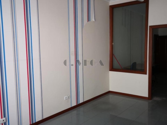 Local comercial en perfecto estado. A la calle Lopez Mora. Acondicionado. Baño interior. Ideal agencia, kiosko o despacho. comercio menudo etc. Exterior.