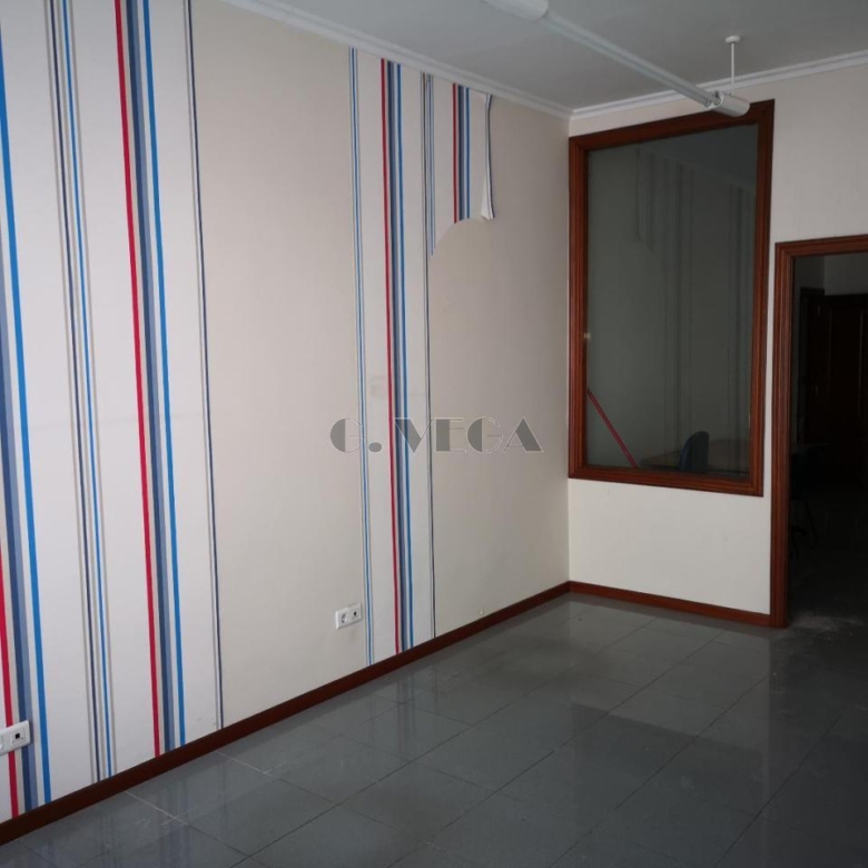 Local comercial en perfecto estado. A la calle Lopez Mora. Acondicionado. Baño interior. Ideal agencia, kiosko o despacho. comercio menudo etc. Exterior.
