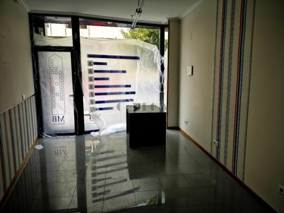 Local comercial en perfecto estado. A la calle Lopez Mora. Acondicionado. Baño interior. Ideal agencia, kiosko o despacho. comercio menudo etc. Exterior.