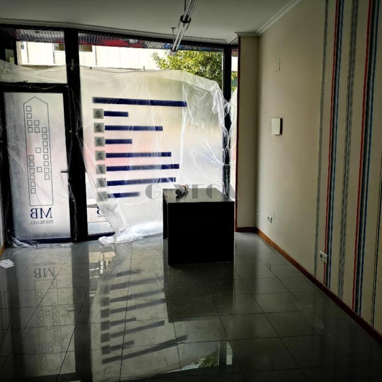 Local comercial en perfecto estado. A la calle Lopez Mora. Acondicionado. Baño interior. Ideal agencia, kiosko o despacho. comercio menudo etc. Exterior.