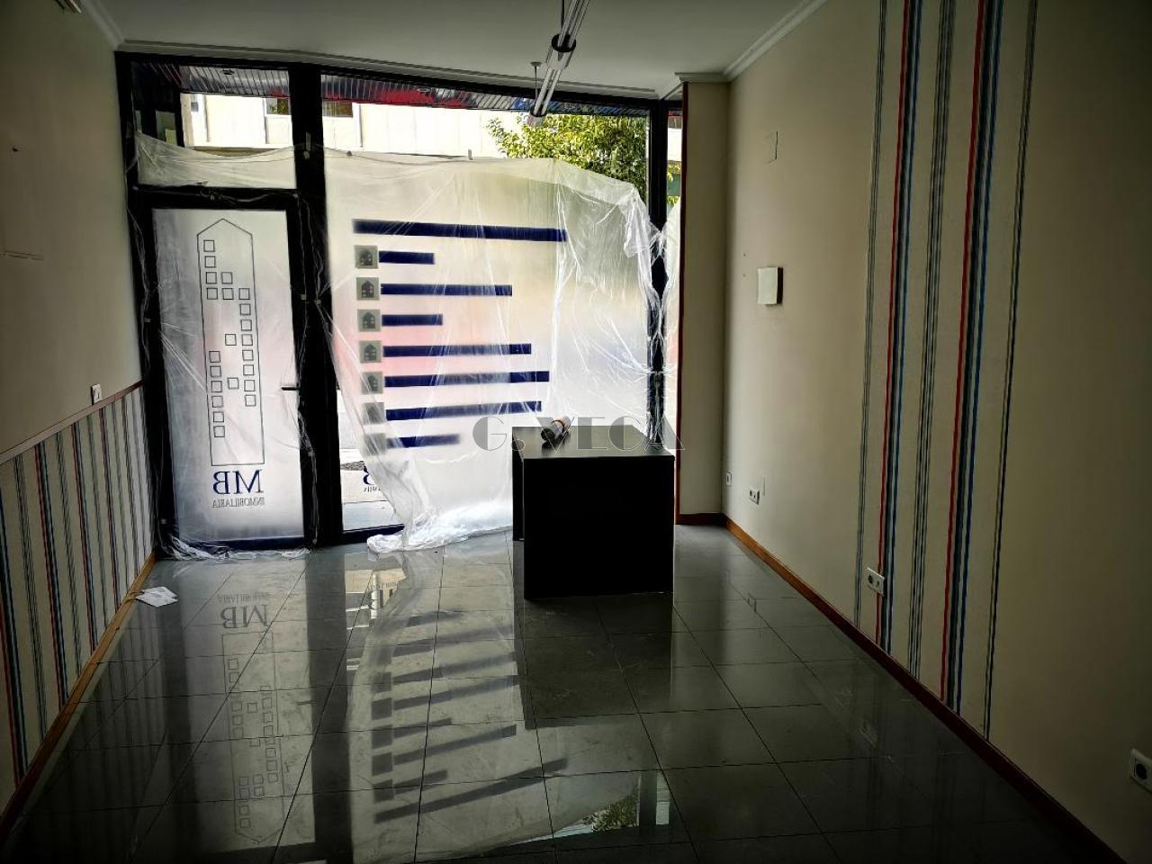 Local comercial en perfecto estado. A la calle Lopez Mora. Acondicionado. Baño interior. Ideal agencia, kiosko o despacho. comercio menudo etc. Exterior.