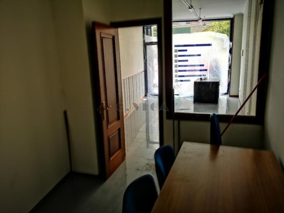 Local comercial en perfecto estado. A la calle Lopez Mora. Acondicionado. Baño interior. Ideal agencia, kiosko o despacho. comercio menudo etc. Exterior.