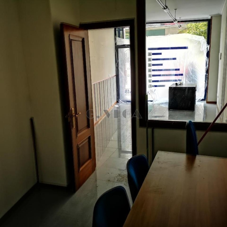 Local comercial en perfecto estado. A la calle Lopez Mora. Acondicionado. Baño interior. Ideal agencia, kiosko o despacho. comercio menudo etc. Exterior.