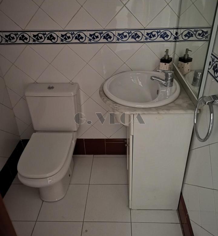 Local comercial en perfecto estado. A la calle Lopez Mora. Acondicionado. Baño interior. Ideal agencia, kiosko o despacho. comercio menudo etc. Exterior.