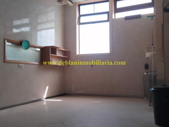SE ALQUILA / VENDE LOCAL COMERCIAL DE 131m2 EN CANGAS