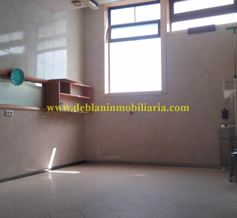 SE ALQUILA / VENDE LOCAL COMERCIAL DE 131m2 EN CANGAS