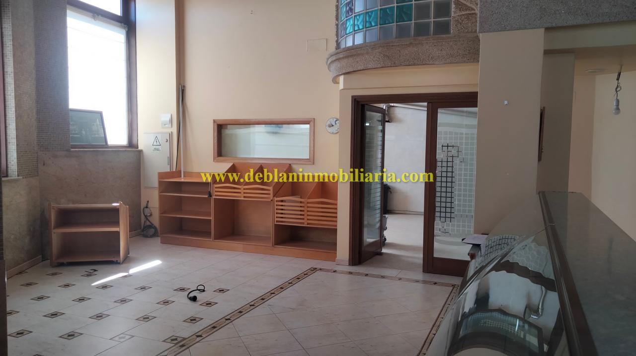 172044642976700026027_172044590877 SE ALQUILA / VENDE LOCAL COMERCIAL DE 131m2 EN CANGAS