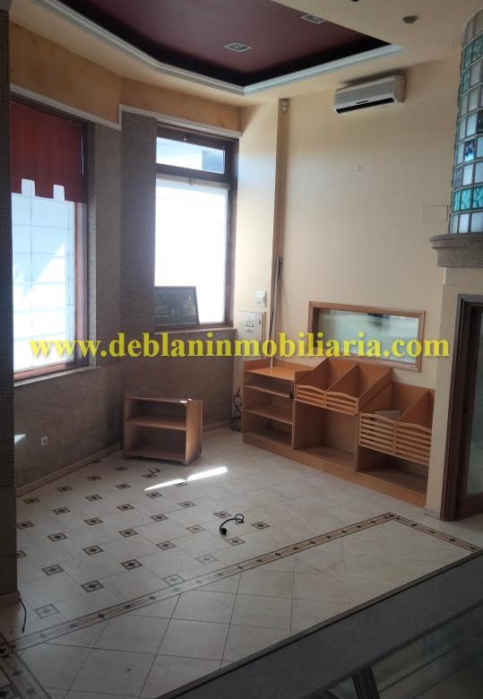 SE ALQUILA / VENDE LOCAL COMERCIAL DE 131m2 EN CANGAS