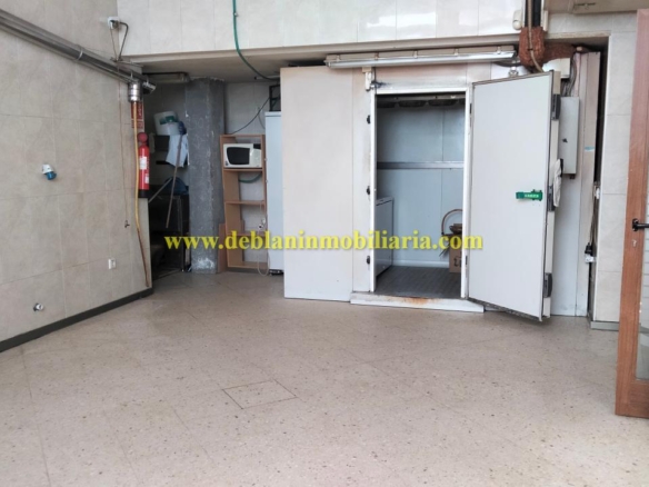 SE ALQUILA / VENDE LOCAL COMERCIAL DE 131m2 EN CANGAS