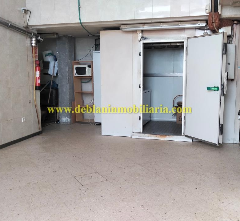 SE ALQUILA / VENDE LOCAL COMERCIAL DE 131m2 EN CANGAS