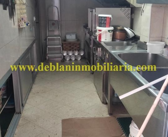 SE ALQUILA / VENDE LOCAL COMERCIAL DE 131m2 EN CANGAS