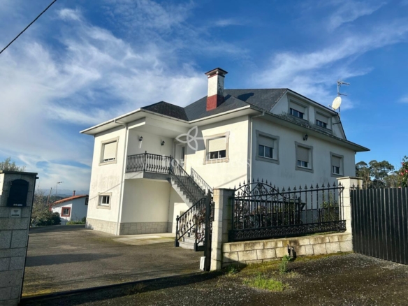 Casa con amplia finca en Miño