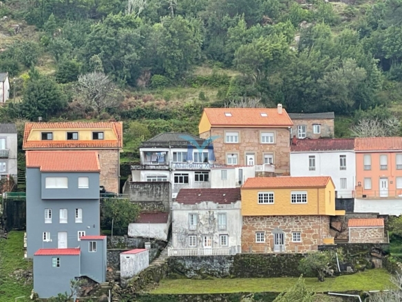 Casa de piedra para reformar a 300 m de la playa en O Pindo (Carnota)