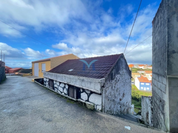 Casa de piedra para reformar a 300 m de la playa en O Pindo (Carnota)