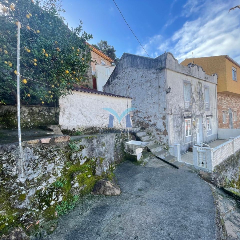 Casa de piedra para reformar a 300 m de la playa en O Pindo (Carnota)