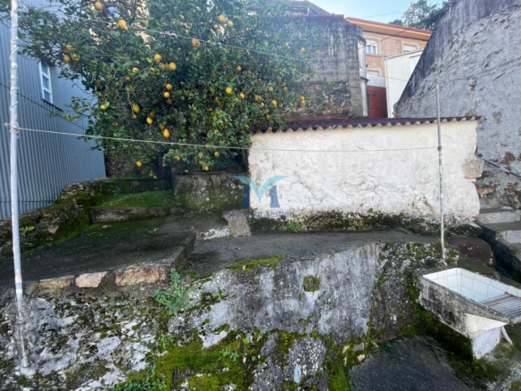 Casa de piedra para reformar a 300 m de la playa en O Pindo (Carnota)