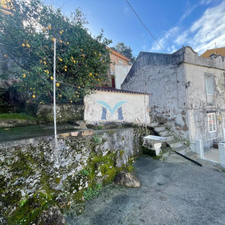 Casa de piedra para reformar a 300 m de la playa en O Pindo (Carnota)
