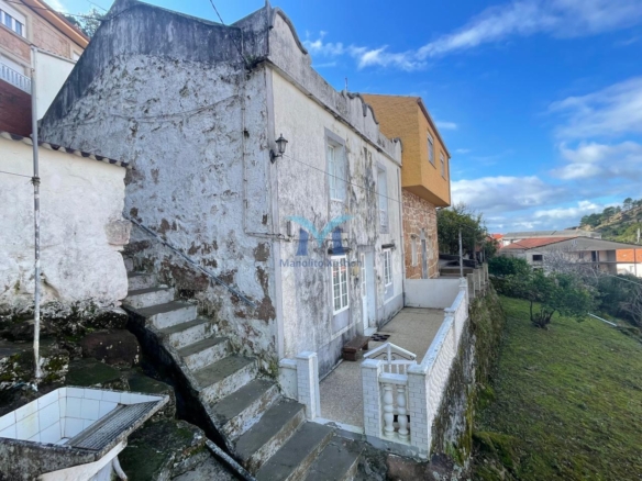 Casa de piedra para reformar a 300 m de la playa en O Pindo (Carnota)