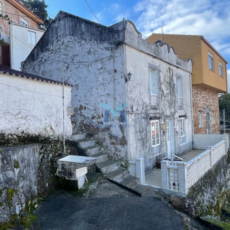 Casa de piedra para reformar a 300 m de la playa en O Pindo (Carnota)