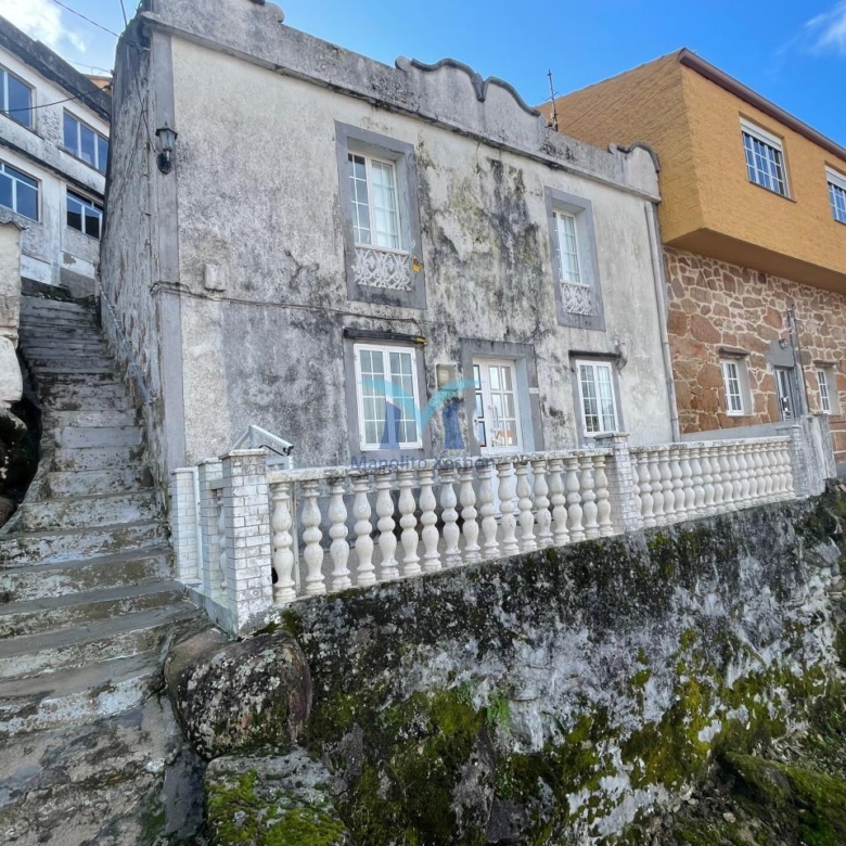 Casa de piedra para reformar a 300 m de la playa en O Pindo (Carnota)