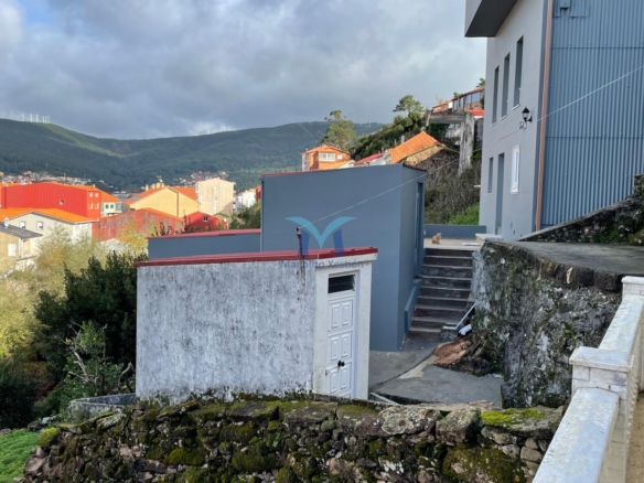 Casa de piedra para reformar a 300 m de la playa en O Pindo (Carnota)