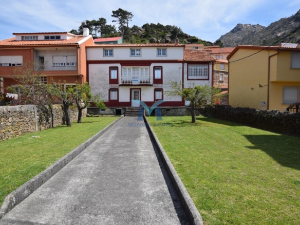 Casa de Piedra con Terreno y Vistas al Mar