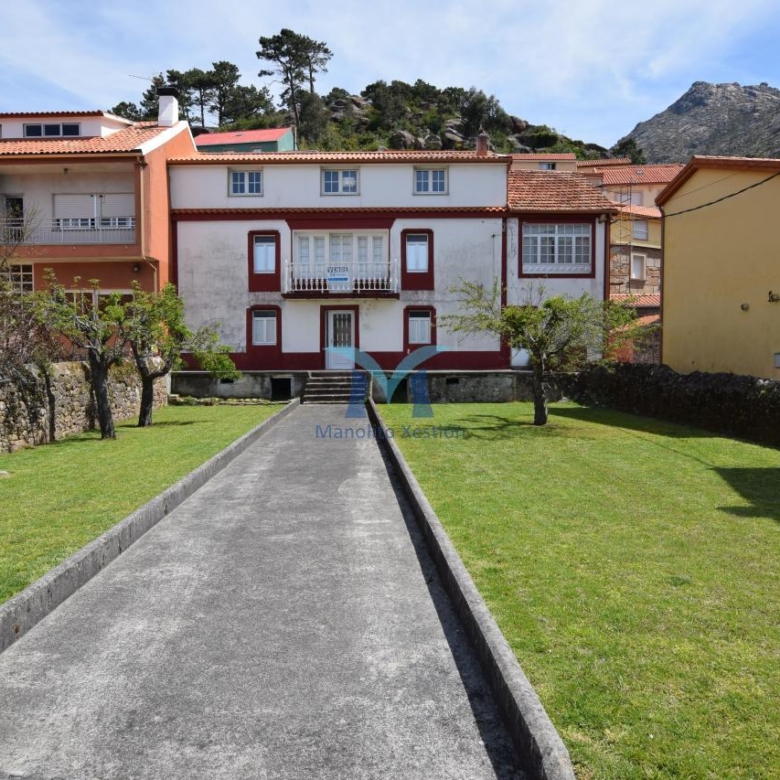 Casa de Piedra con Terreno y Vistas al Mar