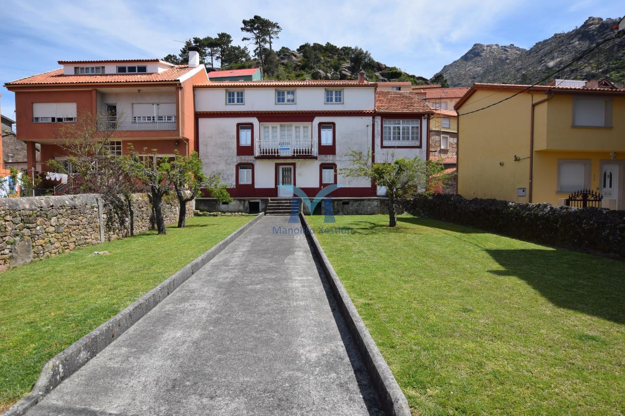 Casa de Piedra con Terreno y Vistas al Mar