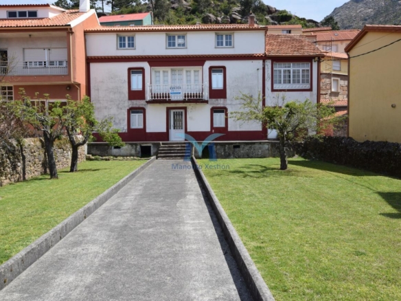 Casa de Piedra con Terreno y Vistas al Mar