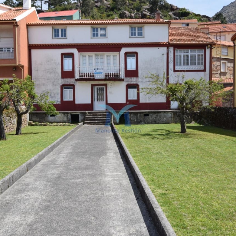 Casa de Piedra con Terreno y Vistas al Mar