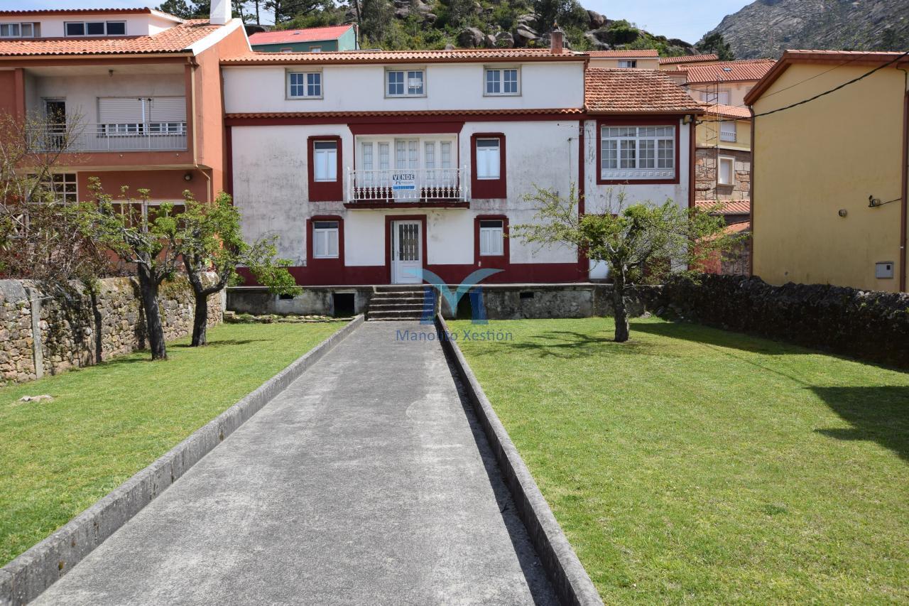 Casa de Piedra con Terreno y Vistas al Mar