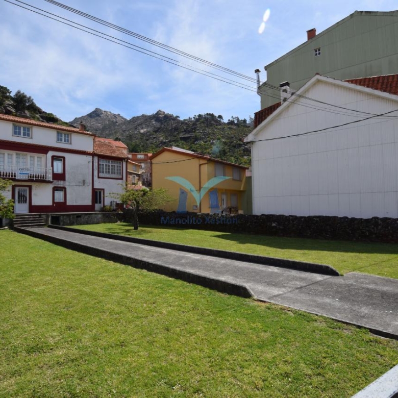 Casa de Piedra con Terreno y Vistas al Mar