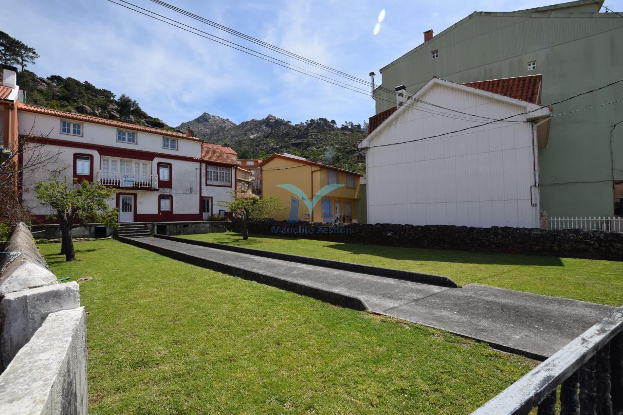 Casa de Piedra con Terreno y Vistas al Mar