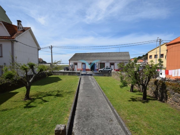 Casa de Piedra con Terreno y Vistas al Mar