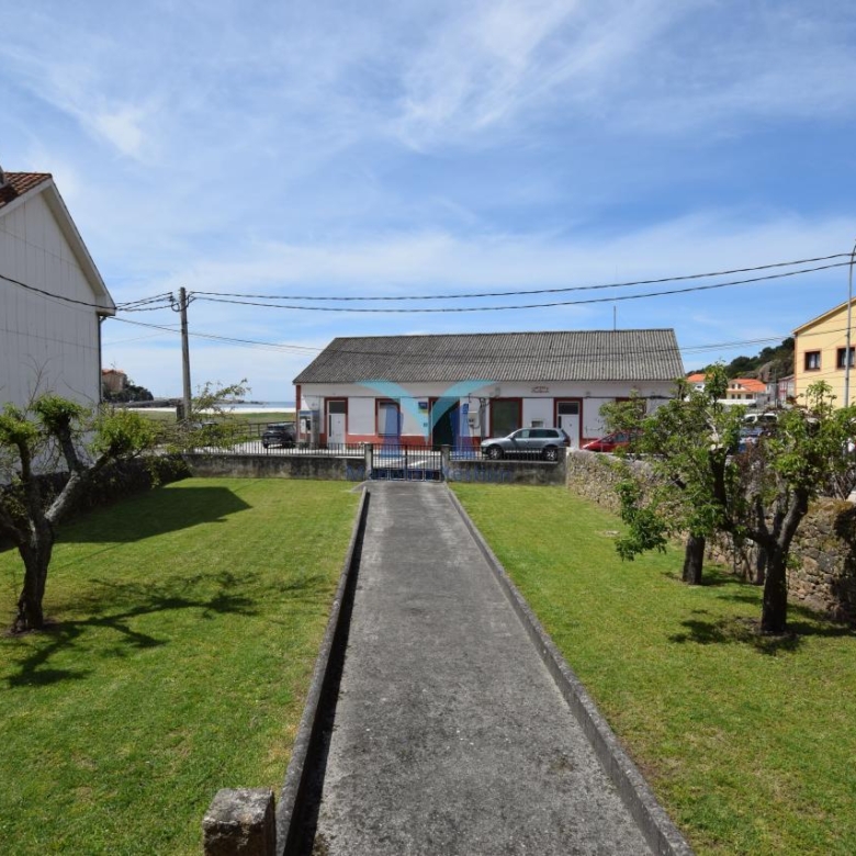 Casa de Piedra con Terreno y Vistas al Mar