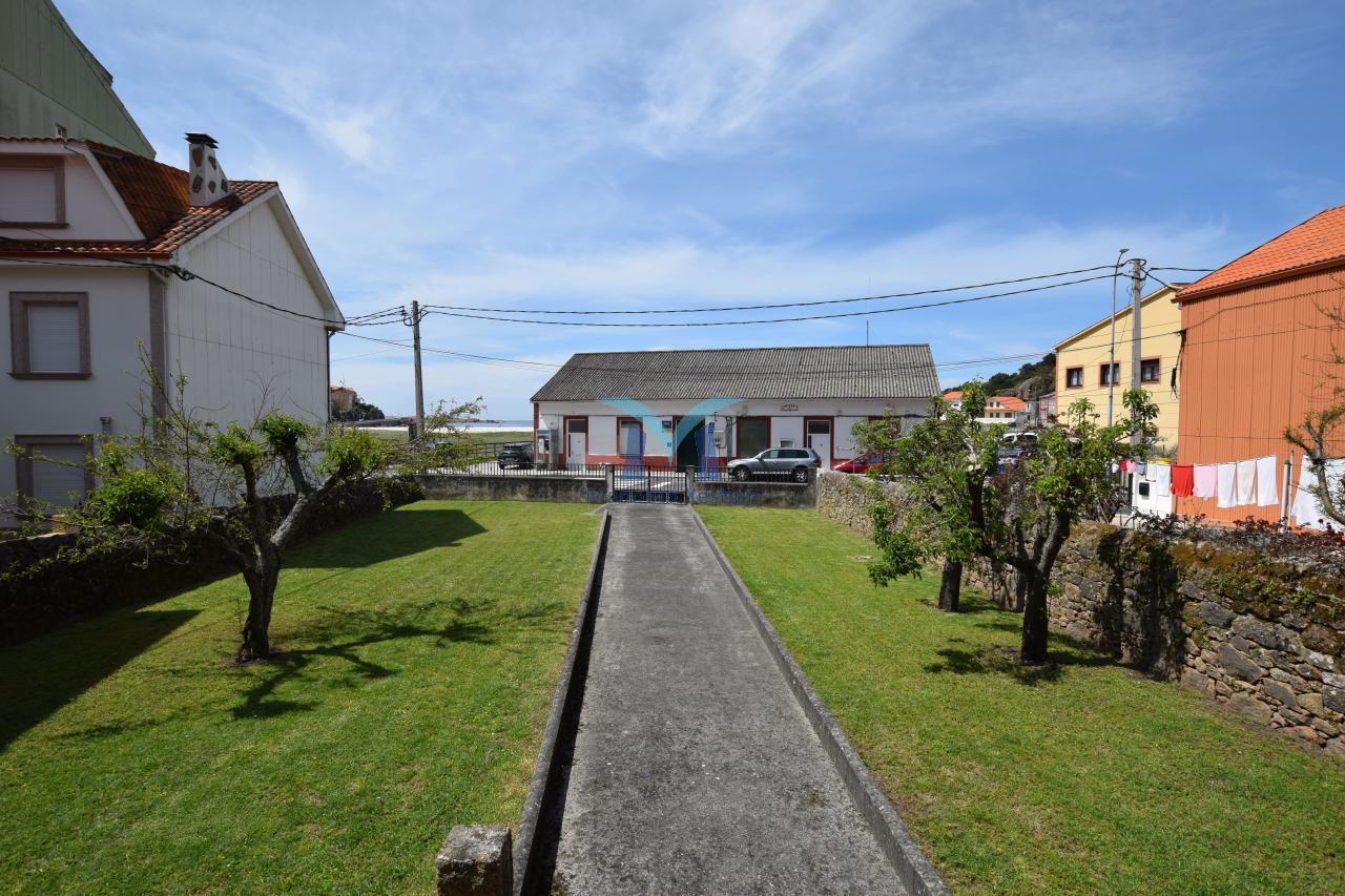 Casa de Piedra con Terreno y Vistas al Mar