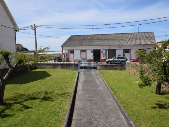 Casa de Piedra con Terreno y Vistas al Mar