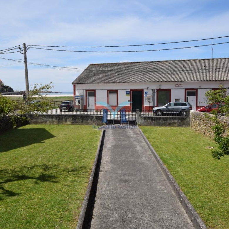 Casa de Piedra con Terreno y Vistas al Mar